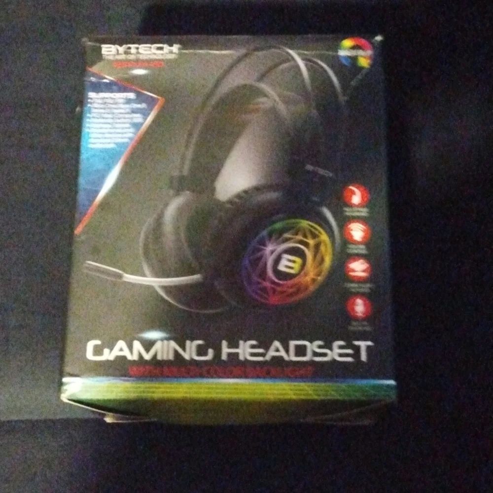 Gaming head phones that can be used for Nintendo, Xbox, Playstation, and PC.